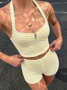 Conjunto de 2 piezas de top halter y shorts a rayas de contraste de color con decoración de resina, conjunto de playa elegante de verano - Amarillo - Ver 2