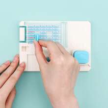 Mini Tablero de Perforación de Alfabeto para Manualidades DIY, Crea Letras, Números y Puntuación, Scrapbooking, Hacer Tarjetas, Pancartas de Fiesta, Incluye Manual Paso a Paso - D - Ver 7