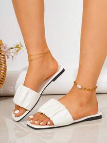 Sandálias Planas Femininas com Parte Superior Plissada Novas para o Verão, Design de Cor Sólida com Tira Única e Bico Quadrado, Sapatos de Praia Femininos, Chinelos de Plástico Simples e Confortáveis Estilo Férias, Adequados para Rua, Festa, Casa, Compras, Praia e Outros Múltiplos Cenários, Chinelos Femininos de Verão, Podem ser Combinados com Qualquer Roupa, Sandálias Brancas Femininas - Branco - Visão 4