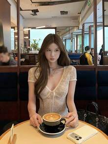 女款V領蕾絲短袖T恤，蝴蝶結設計，修身版型，透視，夏季白色 - 白色 - 查看 4