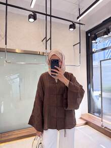 Kemeja Wanita Tipis Minimalis Serbaguna Gaya Cina Baru Bertekstur Vintage dengan Kancing Katak dan Lengan Lebar Longgar, Cocok untuk Perjalanan Sehari-hari - Coklat - View 3
