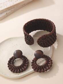 2pcs Deep Brown Vintage Woven Jewelry Set, 1 Pair Natural Wood Hollow Round Hoop Earrings, 1 Wide Woven Open Cuff Bracelet, Maillard Bohemian Vacation Matching Hand & Ear Accessories, Suitable For Beach Vacation, Autumn/Winter Maillard Outfit, Spring/Summer Picnic & Camping, Ancient Town Vintage Travel Photography, Daily Commute & Work - Coffee Brown - View 6