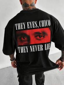 Fractyr 男士雙面印花寬鬆版型 T-shirt，「Their Eyes Young Man, They Never Lie」紅色眼睛圖案印花 Tee，復古街頭風休閒上衣，柔軟短袖圓領衫，適合都市風與電影迷 - 黑色 - 查看 2