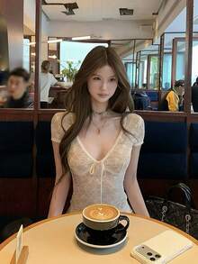 女款V領蕾絲短袖T恤，蝴蝶結設計，修身版型，透視，夏季白色 - 白色 - 查看 2