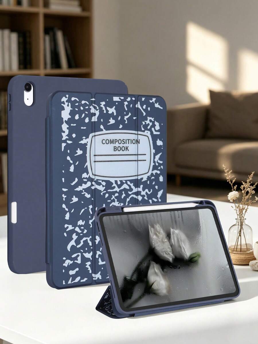 1件極簡筆記本風深藍色彩繪筆槽保護殼，適用於iPad Mini 6/Mini 7/9.7/10.2/10.5/Air 4/Air 5/10th/10.9/Pro 11"/Air 11(M2)/12.9/Pro 11 2024(M4)/Air 13(M3 2025)/Air 11-Inch(M3) 2025/(A16) 11 Inch 11th Generation 2025，9.7與10.2為左側筆槽，其餘機型為右側筆槽，三折平板保護殼，TPU軟邊全包防摔耐磨，蜂巢散熱，磁吸休眠，內置筆槽，不含筆