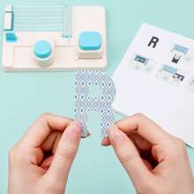 Mini Tablero de Perforación de Alfabeto para Manualidades DIY, Crea Letras, Números y Puntuación, Scrapbooking, Hacer Tarjetas, Pancartas de Fiesta, Incluye Manual Paso a Paso - D - Ver 5