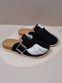 1 Pair Kids' Black Wing Embroidery + Rhinestone Rabbit Buckle Decor Soft Bottom Non-Slip Round Toe Low-Top Metal Buckle Adjustable Strap Flat Sole Simple Casual Style Closed-Toe Mule Slippers For Home / Short Trips / Casual Outings - Black - View 5