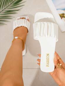 Sandálias Planas Femininas com Parte Superior Plissada Novas para o Verão, Design de Cor Sólida com Tira Única e Bico Quadrado, Sapatos de Praia Femininos, Chinelos de Plástico Simples e Confortáveis Estilo Férias, Adequados para Rua, Festa, Casa, Compras, Praia e Outros Múltiplos Cenários, Chinelos Femininos de Verão, Podem ser Combinados com Qualquer Roupa, Sandálias Brancas Femininas - Branco - Visão 1