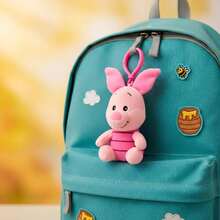 Cerdá Disney مشبك حقيبة ظهر ديزني بيجليت (ويني ذا بو) للجنسين - قلادة وردية من الفرو مع حلقة، 100% بوليستر، مرخص رسميًا، إكسسوار لحقائب الظهر والحقائب، هدية للأطفال - الخيار 3 - مشاهدة 8