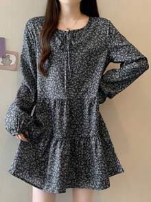 Elegant High-End Petite V-Neck Ditsy Floral Long Sleeve Dress (Random Floral Pattern) Vacation - Black - View 2