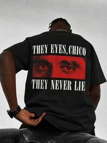 Fractyr 男士雙面印花寬鬆版型 T-shirt，「Their Eyes Young Man, They Never Lie」紅色眼睛圖案印花 Tee，復古街頭風休閒上衣，柔軟短袖圓領衫，適合都市風與電影迷 - 黑色 - 查看 4