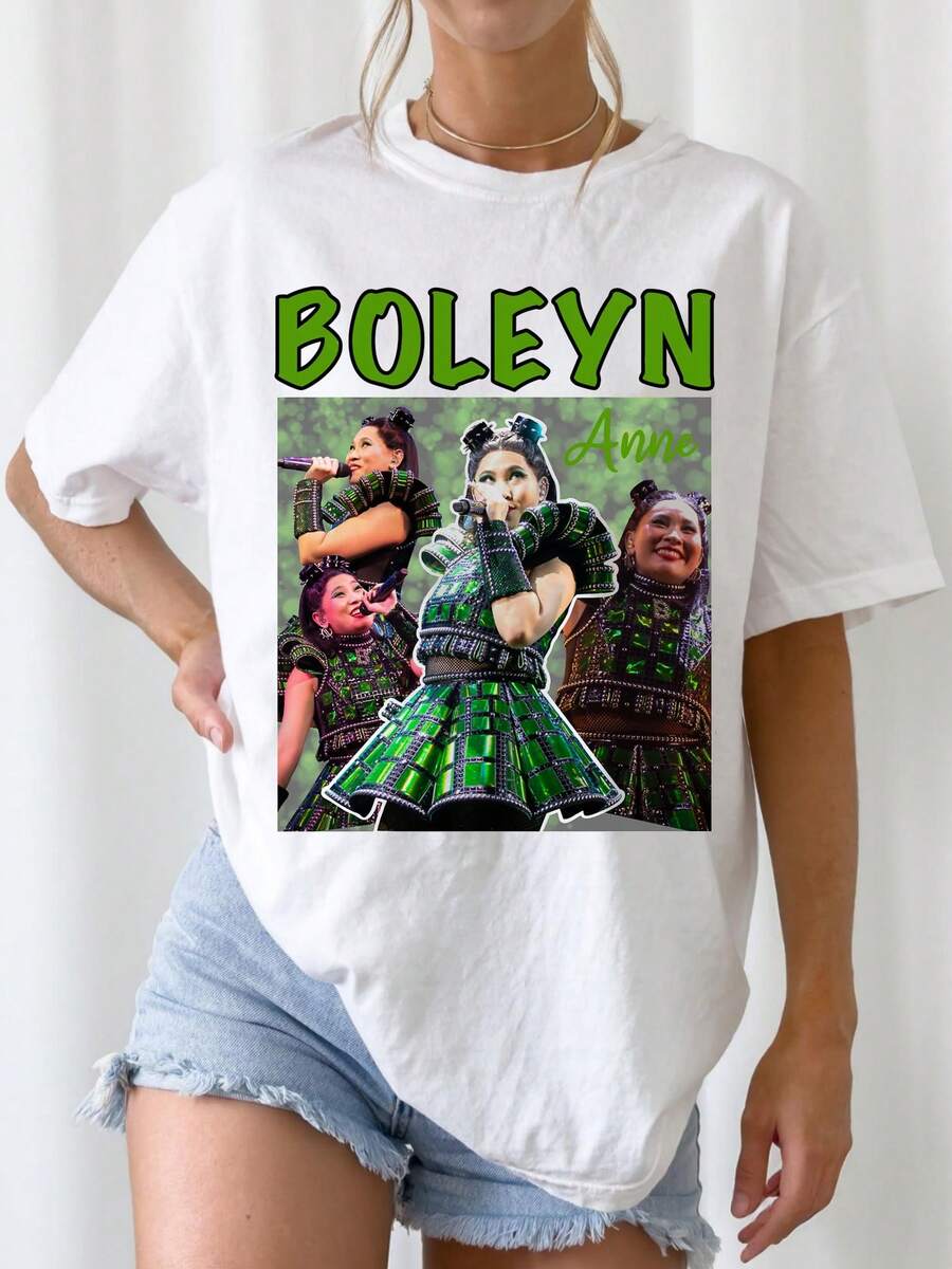 SIX The Musical Anne Boleyn Green Metallic Costume Four Live Stage Shots Collage Big BOLEYN Green Header Anne Script  Graphic Tee - 白色 - 查看 1