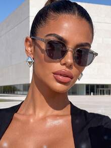 1 par de gafas de sol de marco redondo pequeño para mujer y hombre, accesorio de moda atemporal, adecuado para vacaciones, compras, festivales de música, fotografía callejera, ideal para vacaciones de verano en la playa, actividades al aire libre y viajes. Perfecto para atuendos y la temporada de regreso a la escuela. - Gris - Ver 4