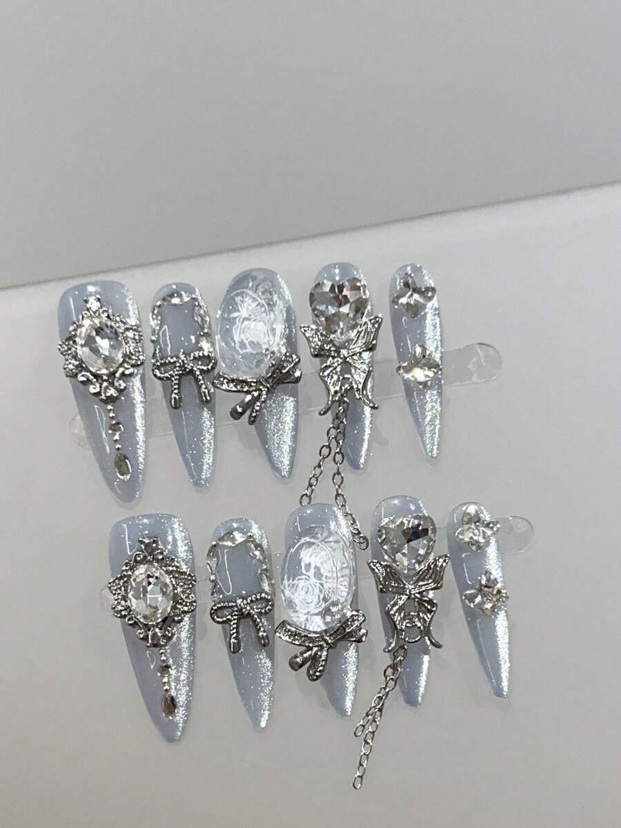 10片裝朦朧藍心形蝴蝶水鑽鏈條銀色重工貓眼鑲嵌手工穿戴式假指甲，日常派對節日酷藍長尖可拆卸可穿戴美甲，適合女孩女性，附收納盒禮物