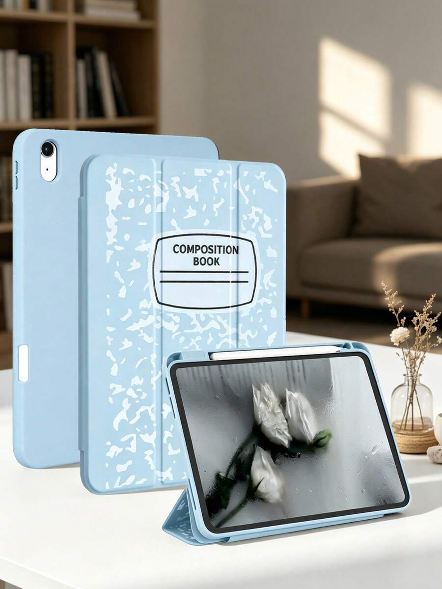 極簡筆記本風白色冰藍彩繪筆槽保護殼，適用於 iPad Mini 6/Mini 7/9.7/10.2/10.5/Air 4/Air 5/10th/10.9/Pro 11"/Air 11(M2)/12.9/Pro 11 2024(M4)/Air 13(M3 2025)/Air 11-Inch(M3) 2025/(A16) 11 Inch 11th Generation 2025，9.7 和 10.2 為左側筆槽，其他機型為右側筆槽，三折平板保護殼附筆槽，TPU 軟邊全包防摔耐磨，蜂巢散熱，磁吸休眠，內建筆槽，不含筆