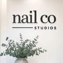 客製化壓克力雷雕沙龍招牌，適用商業工作室精品店，可自訂 Logo 與店名，睫毛美容沙龍展示裝飾，美甲與服飾店招牌，僅壓克力材質工作室招牌 - 彩色 - 查看 2