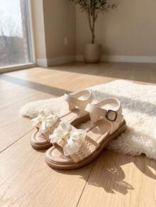 Sandalias de moda con lazo de cinta beige para niñas verano 2026, zapatos elegantes de princesa para niñas de 3-10 años, zapatos planos cómodos y transpirables con punta abierta, zapatos infantiles con cierre de gancho y bucle ajustable fáciles de poner y quitar, zapatos ligeros y versátiles duraderos para estudiantes, adecuados para la escuela, cumpleaños, bodas y uso diario! - Beis - Ver 4