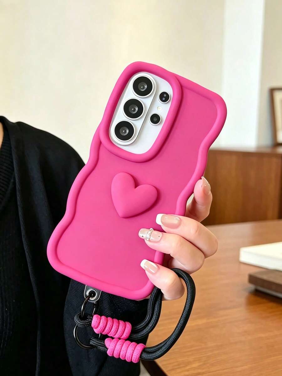 غطاء هاتف TPU أحمر وردي بلون موحد مع حافة متموجة، تصميم قلب بارز ثلاثي الأبعاد، حزام معصم منسوج بنفس اللون، حماية كاملة مع رفع عدسة الكاميرا الكبيرة، غلاف ناعم مقاوم للسقوط والتآكل، جمالية فتاة حلوة وباردة، مناسب للتنقل اليومي واستخدام الطلاب، لون فاكهة التنين لطيف على البشرة، متوافق مع سلسلة سامسونج S23/S24/S25/S26/A متعددة الموديلات