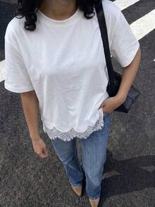 春夏復古法式休閒蕾絲拼接圓領波浪寬鬆女款T恤，適合日常通勤、約會、派對與度假 - 米白色 - 查看 3