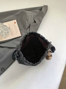 這款時尚優雅的女士斜挎包由聚酯纖維布料製成，飾有蝴蝶結，抽繩收口，並配有珠飾鏈條肩帶，適合宴會、派對和婚禮使用。 - 黑色 - 查看 8