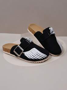 1 Pair Kids' Black Wing Embroidery + Rhinestone Rabbit Buckle Decor Soft Bottom Non-Slip Round Toe Low-Top Metal Buckle Adjustable Strap Flat Sole Simple Casual Style Closed-Toe Mule Slippers For Home / Short Trips / Casual Outings - Black - View 3