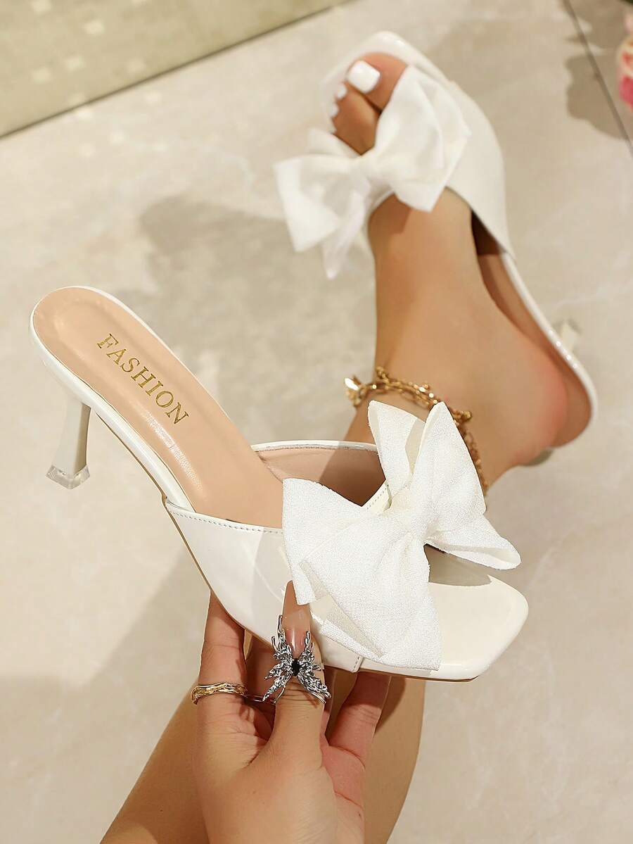 2026 Sommer minimalistischer sexy Stil weiße glänzende Patchwork-Chiffon große Schleife quadratische Zehenpartie offene Zehenpartie Kristall-Stiletto-High-Heel-Sandalen, sanfte jugendliche Damenschuhe für Dates, Nachmittagstee, Partys - Weiss - Übersicht 1