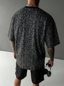 新款男士豹紋印花T恤，休閒落肩嘻哈風圓領短袖上衣 - 灰色 - 查看 2