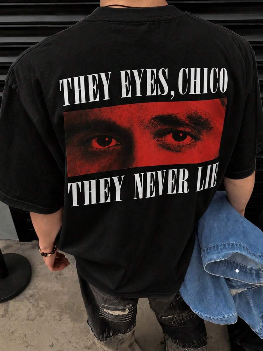 Fractyr 男士雙面印花寬鬆版型 T-shirt,「Their Eyes Young Man, They Never Lie」紅色眼睛圖案印花 Tee,復古街頭風休閒上衣,柔軟短袖圓領衫,適合都市風與電影迷 - 黑色 - 查看 1