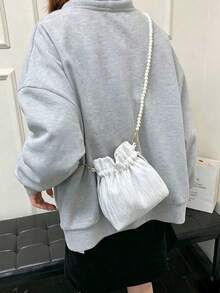 這款時尚優雅的女士斜挎包由聚酯纖維布料製成，飾有蝴蝶結，抽繩開口設計，配有珠飾鏈條肩帶，適合宴會、派對和婚禮使用 - 白色 - 查看 3
