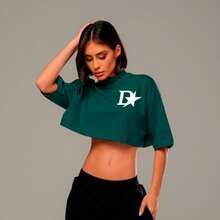 Cropped Oversized Gola Alta Feminino D Star UK Camiseta Curta Algodao Heavyweight British Essence Streetwear, Blusa Larga Estilo Gringa Aesthetic Ideal para Treino Academia - Verde Aston - Visão 2