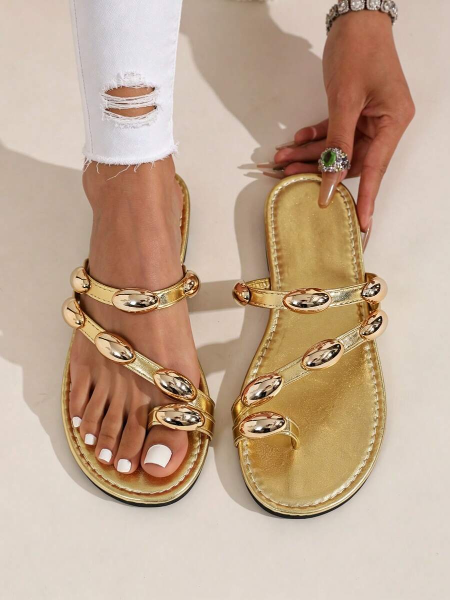Sandalias planas de oro de talla grande con ajuste amplio para mujeres, sandalias planas con decoración de hebilla metálica de moda, chanclas de dedo con estilo de tiras para verano, adecuadas para vacaciones, fiestas, playa, sandalias con tiras, zapatos de estilo de diosa para mujeres - Dorado - Ver 1