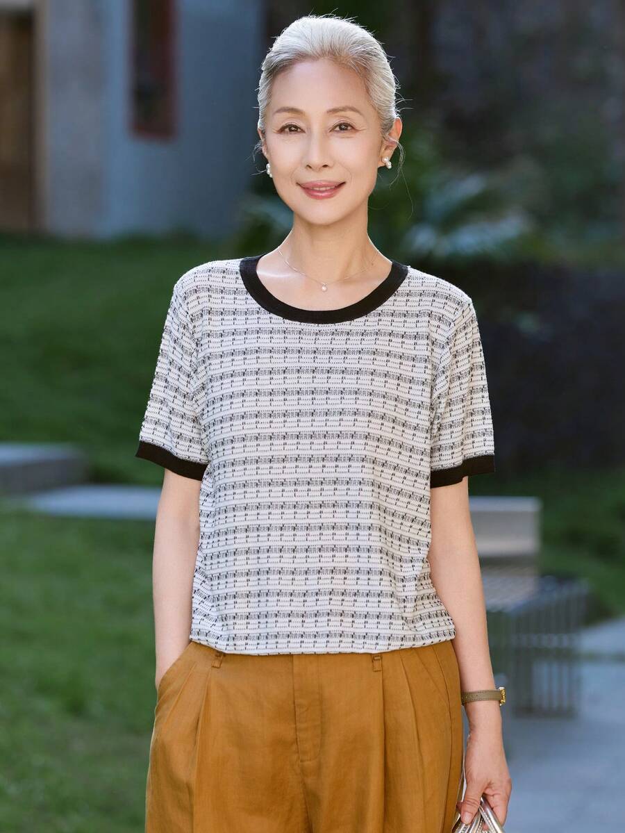 女款時尚對比滾邊針織T恤,紋理格紋短袖上衣,適合萬聖節、感恩節、聖誕節假期穿搭 - 白色 - 查看 1