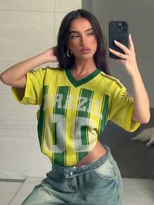 女款V領短袖休閒微鬆復古足球風巴西Logo對比色縱條紋數字印花針織T恤 春/夏 - 綠色 - 查看 1