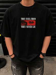 Fractyr 男士雙面印花寬鬆版型 T-shirt，「Their Eyes Young Man, They Never Lie」紅色眼睛圖案印花 Tee，復古街頭風休閒上衣，柔軟短袖圓領衫，適合都市風與電影迷 - 黑色 - 查看 3