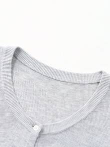 女款時尚灰色鈕扣背心，輕量針織疊穿上衣，適合萬聖節、感恩節、聖誕節假期穿搭 - 淺灰色 - 查看 5