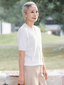 女款時尚白色針織 Polo T恤，柔軟花卉鈕扣短袖上衣，適合萬聖節、感恩節、聖誕節假期穿搭 - 白色 - 查看 3