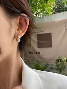 1對極簡風銅合金幾何扭轉圓環耳環，適合女性日常通勤穿戴 - 銀色 - 查看 2