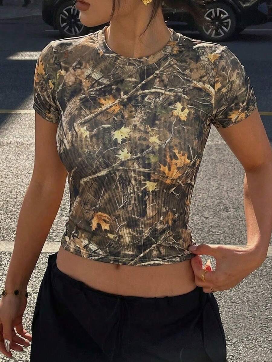 女款夏季時尚 Y2K 復古迷彩葉子印花圓領短袖 T 恤，修身短版上衣，適合度假海灘、辦公室、校園、日常、約會、聚會、派對等場合，休閒日常與旅行穿搭，夏季休閒圓領上衣 - 棕色 - 查看 1