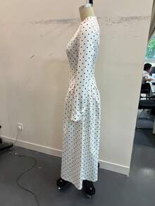 女款黑白波點新款春夏立領短袖長洋裝，抽褶腰部與喇叭下擺，柔軟舒適 - 白色 - 查看 3