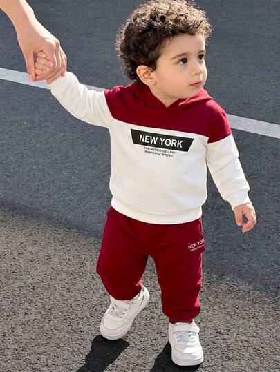 Conjunto de 2 piezas de sudadera con capucha y pantalones para bebé y niño pequeño en otoño/invierno, top de manga larga con bloques de color burdeos y blanco + pantalones a juego con puños, estampado de letras NEW YORK, conjunto casual y versátil para uso diario y salidas