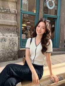 白色V領短袖針織開襟外套女款溫柔修身版上衣，撞色波浪邊設計，適合上班、日常出遊與旅行 - 白色 - 查看 2