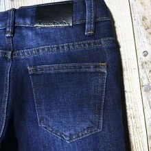 CHUEKITOS. Pantalón de mezclilla para niño corte vaquero, deslavado y con bigotes, con resorte ajustador en la cintura - Azul lavado oscuro - Ver 4