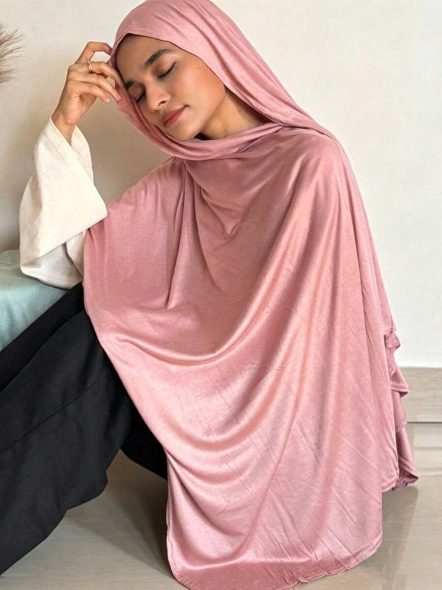 1 pièce Écharpe minimaliste de couleur unie rose pour femmes, style élégant et décontracté à double usage, fabriquée en tissu de soie artificielle tricotée de qualité supérieure, design de foulard long, convient pour les sorties quotidiennes, les voyages et diverses occasions de rassemblement - Rose bonbon - Voir 1