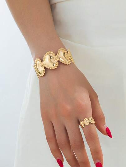 1 Stück metallisch glänzendes Sommer Luxus glänzendes elegantes goldfarbenes herzförmiges Damenarmband & 1 Stück Ring Schmuckset