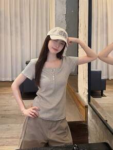 女款亨利領條紋短袖T恤，夏季休閒顯瘦小巧獨特上衣 - 杏色 - 查看 5