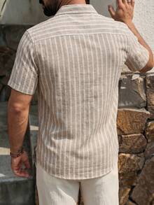 Herren Kurzarm Hemd mit Kragen und Knopfleiste, Khaki Weiß Fein Vertikal Gestreift Texturiertes Top, Old Money Quiet Luxury Minimalist Clean Fit, Neutraler Erdton Coastal Grandpa Urlaubs Leicht Business lässig Streetwear Stil, Weicher Stoff Leicht Atmungsaktiv für Tägliches Büro Strand Urlaub Brunch Sommer Reisen - Verschiedenfarbig - Übersicht 2