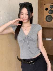 女款灰色V領前綁帶短袖T恤，標準肩寬，夏季短版修身獨特甜美休閒上衣 - 灰色 - 查看 1