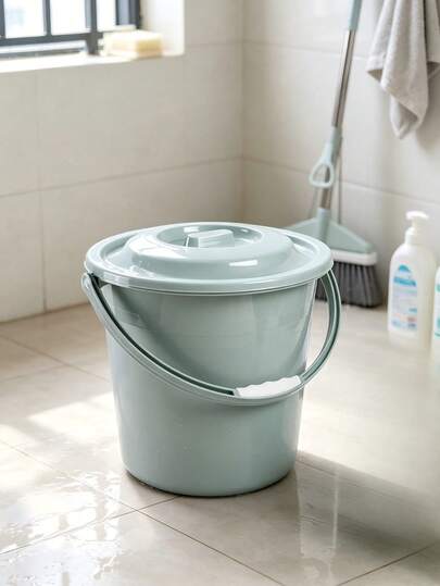 1 Seau d'eau grande capacité avec un couvercle anti-poussière assorti. La poignée du seau est équipée d'une prise antidérapante, ce qui le rend solide et durable. Il convient à divers scénarios tels que la lessive et le nettoyage des sols.