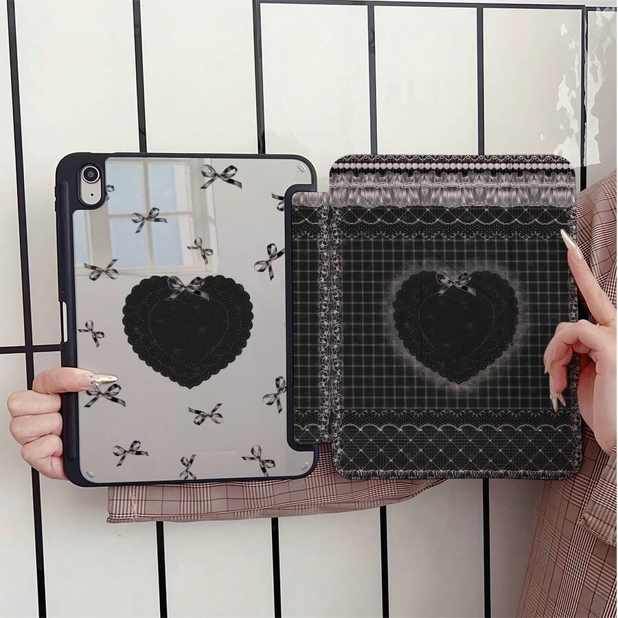 哥德風黑色蕾絲愛心蝴蝶結格紋平板保護殼，附筆槽，相容 iPad Pro (M5)/ Air (M3)/ 11"(A16)/ 10代 10.9" 2022 智慧保護殼/ Air 13(M3 2025)/ Air 11(M3 2025)/ Air 11(M3 2025)/ 11(A16 2025)/ 相容 Galaxy S9/S7/S10+/ 相容 Sam