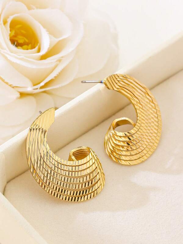 1 Pair Gold Multi-Layer Ribbed Curved C-Hoop Earrings For Women, Diagonal Textured Spiral Metal Design, Minimalist Luxury Vintage Geometric Hollow, Lightweight Asymmetrical Curved Fashion, Versatile Elegant Daily Commute Wear, Nightclub Date Wedding Party Ear Jewelry